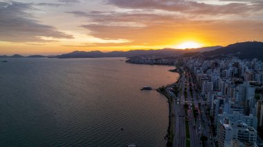 Florianopolis, Santa Catarina, Brezilya 'daki Avenida Beira Mar' ın hava görüntüsü. Gün doğumunda