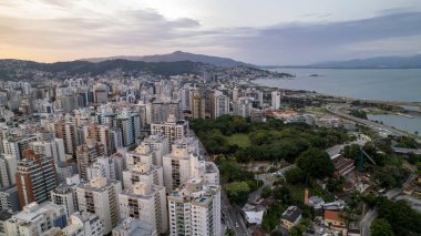 Florianopolis, Santa Catarina, Brezilya 'daki Avenida Beira Mar' ın hava görüntüsü. Gün doğumunda