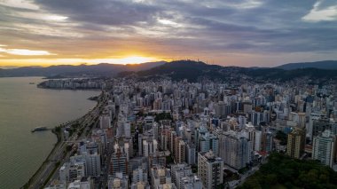 Florianopolis, Santa Catarina, Brezilya 'daki Avenida Beira Mar' ın hava görüntüsü. Gün doğumunda