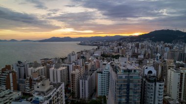 Florianopolis, Santa Catarina, Brezilya 'daki Avenida Beira Mar' ın hava görüntüsü. Gün doğumunda.