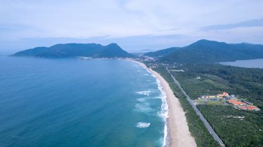 Florianopolis 'teki Mirante Das Pedras, Santa Catarina, Brezilya' daki Caldeirao plajının hava manzarası.