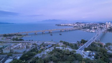 Guaruja 'daki Praia da Pitangueiras' ın havadan görünüşü, So Paulo, Brezilya. Sahilin ortasında bir ada..