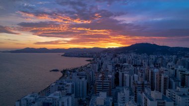 Florianopolis, Santa Catarina, Brezilya 'daki Avenida Beira Mar' ın hava görüntüsü. Gün doğumunda