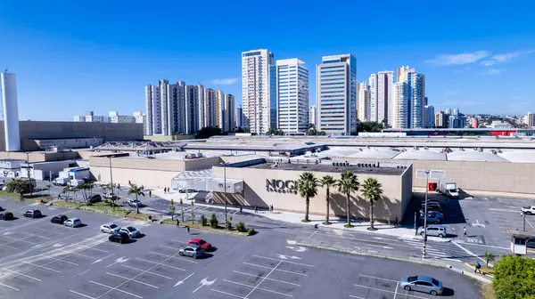 Mogi das Cruzes, Sao Paulo, Brezilya 'daki alışveriş merkezinin hava görüntüsü.