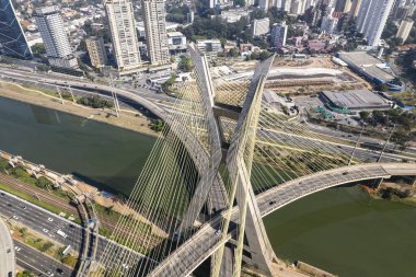 Estaiada köprüsünün havadan görüntüsü. Sao Paulo Brezilya. İş merkezi. Ünlü kablolu köprü (Ponte Estaiada).