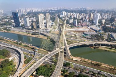 Estaiada köprüsünün havadan görüntüsü. Sao Paulo Brezilya. İş merkezi. Ünlü kablolu köprü (Ponte Estaiada).
