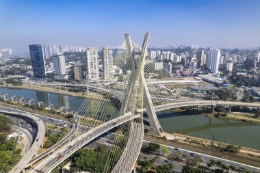 Estaiada köprüsünün havadan görüntüsü. Sao Paulo Brezilya. İş merkezi. Ünlü kablolu köprü (Ponte Estaiada).