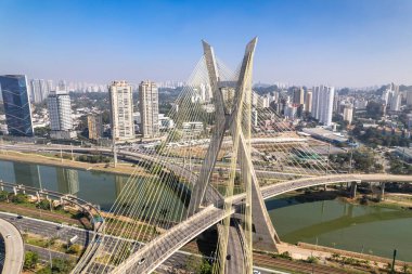 Estaiada köprüsünün havadan görüntüsü. Sao Paulo Brezilya. İş merkezi. Ünlü kablolu köprü (Ponte Estaiada).