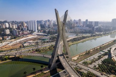 Estaiada köprüsünün havadan görüntüsü. Sao Paulo Brezilya. İş merkezi. Ünlü kablolu köprü (Ponte Estaiada).