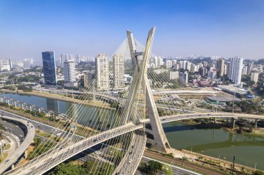 Estaiada köprüsünün havadan görüntüsü. Sao Paulo Brezilya. İş merkezi. Ünlü kablolu köprü (Ponte Estaiada).