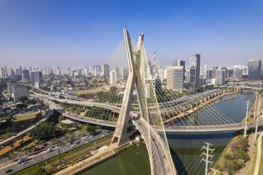 Estaiada köprüsünün havadan görüntüsü. Sao Paulo Brezilya. İş merkezi. Ünlü kablolu köprü (Ponte Estaiada).