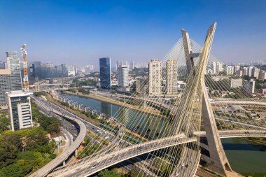 Estaiada köprüsünün havadan görüntüsü. Sao Paulo Brezilya. İş merkezi. Ünlü kablolu köprü (Ponte Estaiada).
