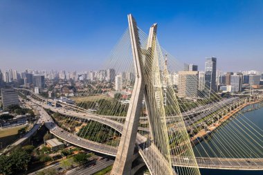 Estaiada köprüsünün havadan görüntüsü. Sao Paulo Brezilya. İş merkezi. Ünlü kablolu köprü (Ponte Estaiada).