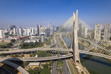 Estaiada köprüsünün havadan görüntüsü. Sao Paulo Brezilya. İş merkezi. Ünlü kablolu köprü (Ponte Estaiada).
