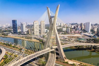 Estaiada köprüsünün havadan görüntüsü. Sao Paulo Brezilya. İş merkezi. Ünlü kablolu köprü (Ponte Estaiada).