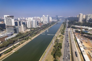 Pinheiros Nehri ve Brezilya 'nın Sao Paulo kentindeki modern binaların hava manzarası.