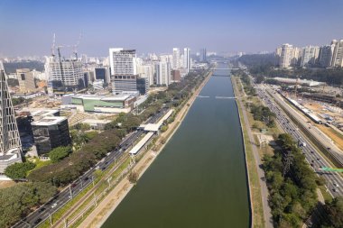 Pinheiros Nehri ve Brezilya 'nın Sao Paulo kentindeki modern binaların hava manzarası.