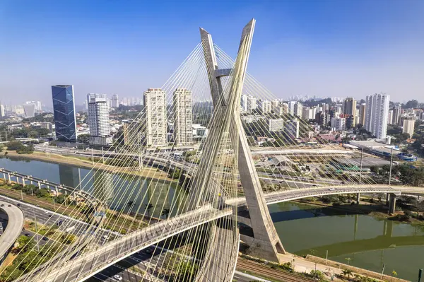 Estaiada köprüsünün havadan görüntüsü. Sao Paulo Brezilya. İş merkezi. Ünlü kablolu köprü (Ponte Estaiada).