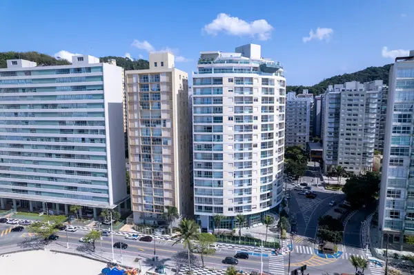 Guaruja 'daki Praia da Pitangueiras' ın havadan görünüşü, So Paulo, Brezilya. Sahilin ortasında bir ada..