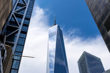 New York 'ta, One World Ticaret Merkezi etkileyici modern tasarımı ve yüksekliğini sergileyen mavi gökyüzü ve beyaz bulutların muhteşem bir zeminine karşı..