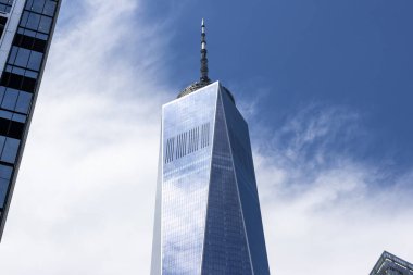 New York 'ta, One World Ticaret Merkezi etkileyici modern tasarımı ve yüksekliğini sergileyen mavi gökyüzü ve beyaz bulutların muhteşem bir zeminine karşı..