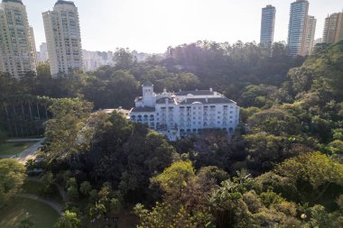 Hava perspektifi, Sao Paulo, SP 'de canlı ağaçların arasına yerleşmiş çağdaş bir bina ortaya çıkararak, kentteki doğa ve kentsel gelişimin karışımını vurguluyor..