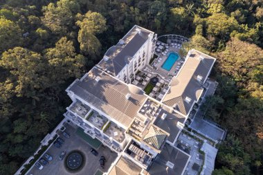 Hava perspektifi, Sao Paulo, SP 'de canlı ağaçların arasına yerleşmiş çağdaş bir bina ortaya çıkararak, kentteki doğa ve kentsel gelişimin karışımını vurguluyor..