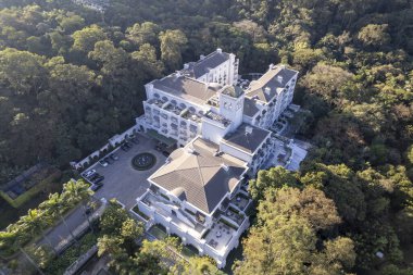 Hava perspektifi, Sao Paulo, SP 'de canlı ağaçların arasına yerleşmiş çağdaş bir bina ortaya çıkararak, kentteki doğa ve kentsel gelişimin karışımını vurguluyor..