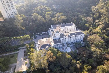 Hava perspektifi, Sao Paulo, SP 'de canlı ağaçların arasına yerleşmiş çağdaş bir bina ortaya çıkararak, kentteki doğa ve kentsel gelişimin karışımını vurguluyor..