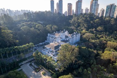 Hava perspektifi, Sao Paulo, SP 'de canlı ağaçların arasına yerleşmiş çağdaş bir bina ortaya çıkararak, kentteki doğa ve kentsel gelişimin karışımını vurguluyor..