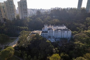 Hava perspektifi, Sao Paulo, SP 'de canlı ağaçların arasına yerleşmiş çağdaş bir bina ortaya çıkararak, kentteki doğa ve kentsel gelişimin karışımını vurguluyor..