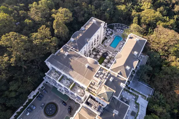 Hava perspektifi, Sao Paulo, SP 'de canlı ağaçların arasına yerleşmiş çağdaş bir bina ortaya çıkararak, kentteki doğa ve kentsel gelişimin karışımını vurguluyor..