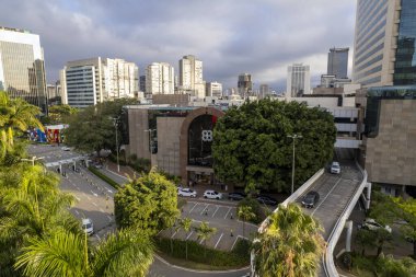 Sao Paulo 'daki hareketli alışveriş yapan Morumbi, yemyeşil ve kentsel çevrede gezinen araçlarla çağdaş mimarisini vurguluyor..