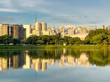 Sao Paulo 'daki Ibirapuera Parkı, SP. Çevredeki yerleşim yerleri. Ibirapuera Parkı 'ndaki göl.