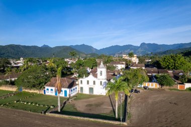 Paraty, Rio de Janeiro 'nun cazibesini gün boyunca tarihi mimarisi ve resimsel manzaralarıyla keşfedin..