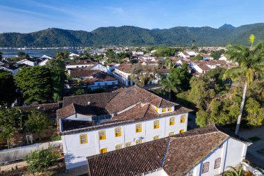 Paraty, Rio de Janeiro 'daki güzel tarihi mimari verimli manzaralar ve dağlarla çevrili..