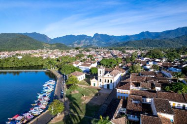 Paraty, Rio de Janeiro 'daki güzel tarihi mimari verimli manzaralar ve dağlarla çevrili..