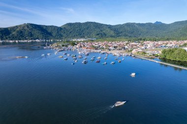 Paraty, Rio de Janeiro 'nun çarpıcı hava manzarası canlı sahil kasabasını ve çevresindeki doğayı gözler önüne seriyor.