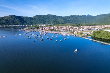 Paraty, Rio de Janeiro 'nun çarpıcı hava manzarası canlı sahil kasabasını ve çevresindeki doğayı gözler önüne seriyor.