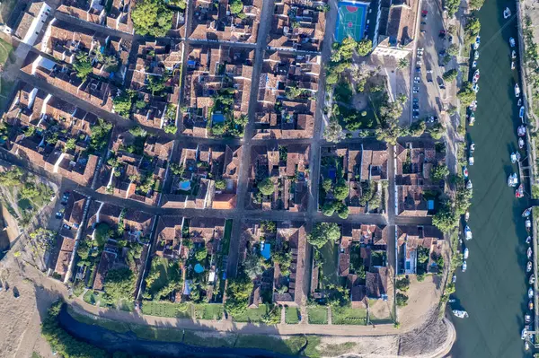 Paraty, Rio de Janeiro, Brezilya 'nın Tarihi Sokakları ve Büyüleyici Çatılarını Keşfedin.