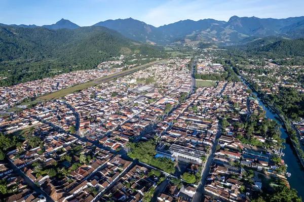 Paraty, Rio de Janeiro, Brezilya 'nın Tarihi Sokakları ve Büyüleyici Çatılarını Keşfedin.