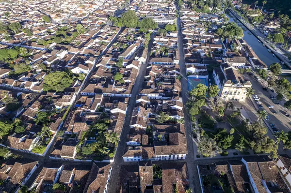 Paraty, Rio de Janeiro, Brezilya 'nın Tarihi Sokakları ve Büyüleyici Çatılarını Keşfedin.