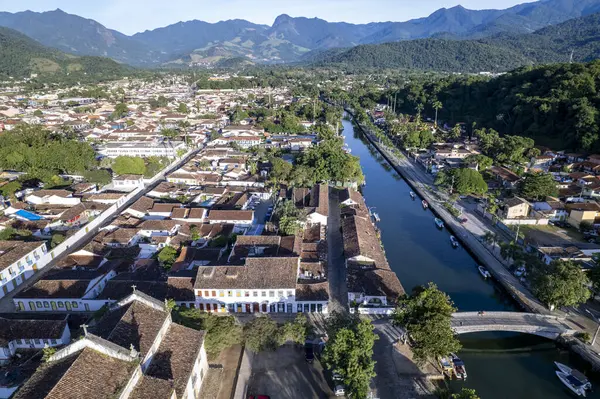Paraty, Rio de Janeiro 'daki güzel tarihi mimari verimli manzaralar ve dağlarla çevrili..