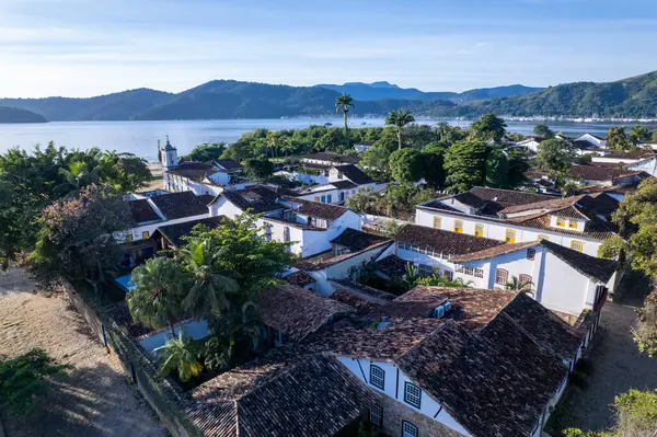 Paraty, Rio de Janeiro 'daki güzel tarihi mimari verimli manzaralar ve dağlarla çevrili..