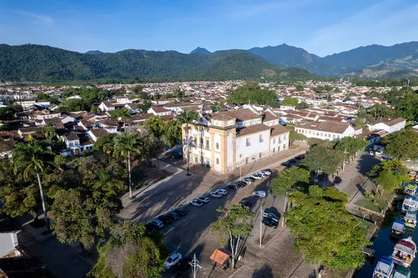 Paraty, Rio de Janeiro 'nun cazibesini gün boyunca tarihi mimarisi ve resimsel manzaralarıyla keşfedin..