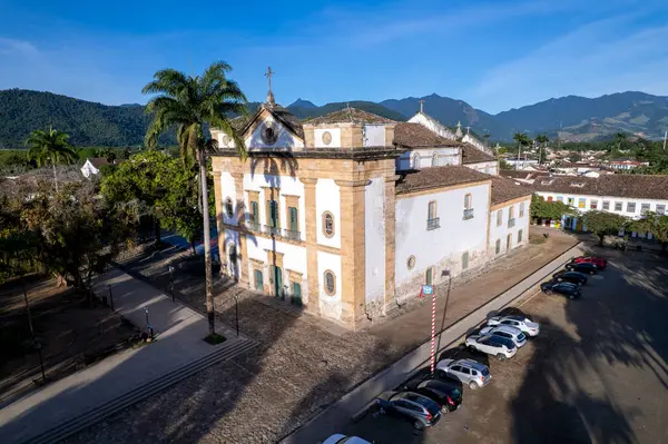 Paraty, Brezilya: Sahile yakın tarihi mimari ve manzaralı güzellik.
