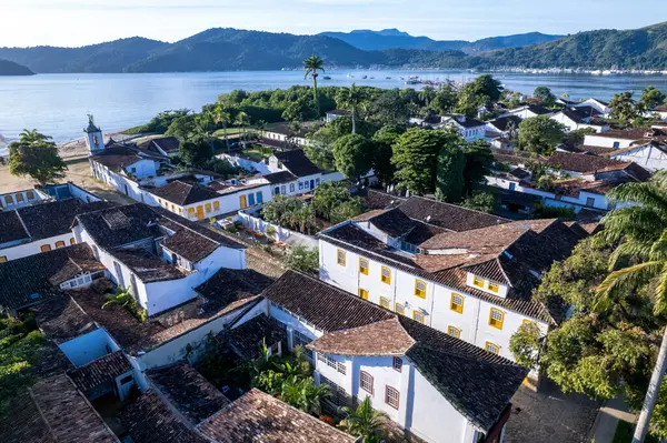 Paraty, Rio de Janeiro 'daki güzel tarihi mimari verimli manzaralar ve dağlarla çevrili..