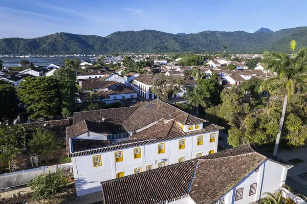 Paraty, Rio de Janeiro 'daki güzel tarihi mimari verimli manzaralar ve dağlarla çevrili..