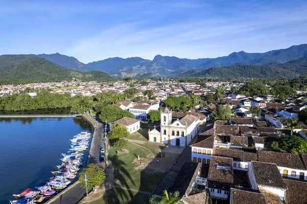 Paraty, Rio de Janeiro 'daki güzel tarihi mimari verimli manzaralar ve dağlarla çevrili..