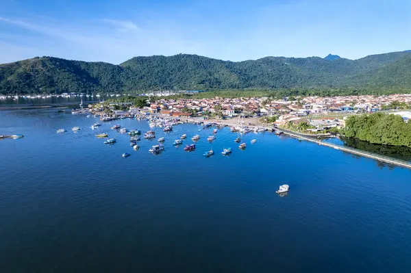 Paraty, Rio de Janeiro 'nun çarpıcı hava manzarası canlı sahil kasabasını ve çevresindeki doğayı gözler önüne seriyor.